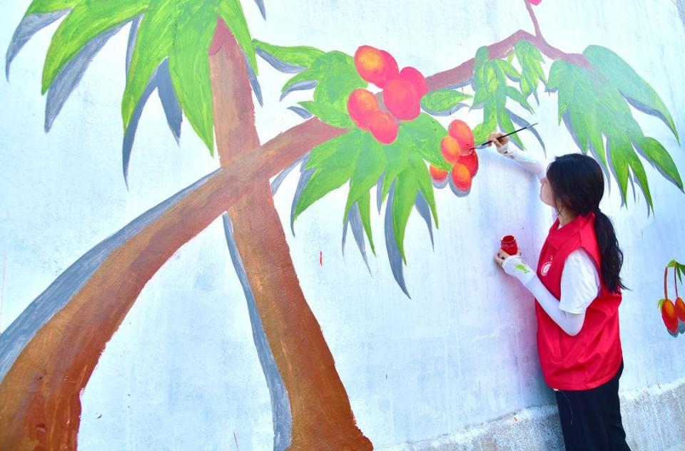 山亭区水泉镇:大学生暑期实践展才艺,手绘墙画靓乡村