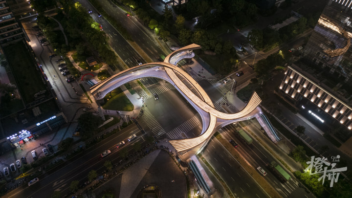 因为周边高新企业较多,故以丝绸为立意,将天桥设计为两股丝绸交织形态