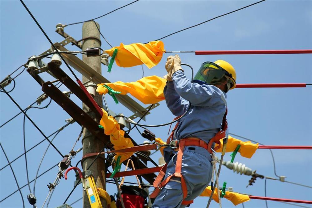 低压带电作业,检修电路不耽误居民煮饭_腾讯新闻