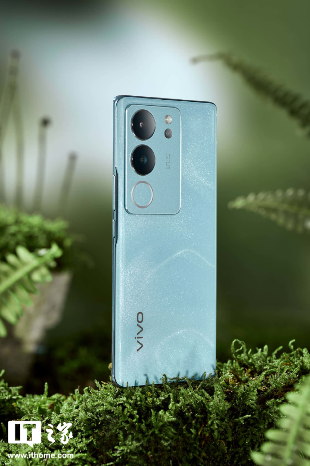 vivo s17 系列带来了全新配色山海青,将光影层叠的流动山海在手机上