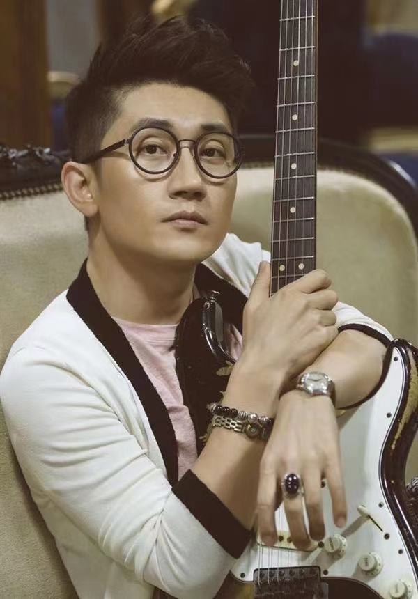 2002年就开始音乐创作的金志文,身兼多重身份,他不仅是一名实力歌手
