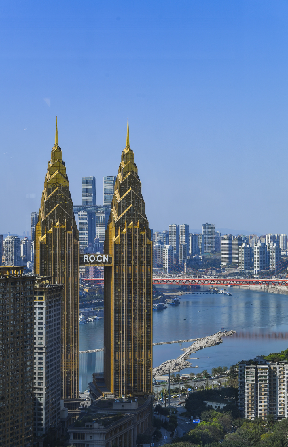 3月25日,游船行驶在重庆朝天门码头一带.新华社记者 王全超 摄