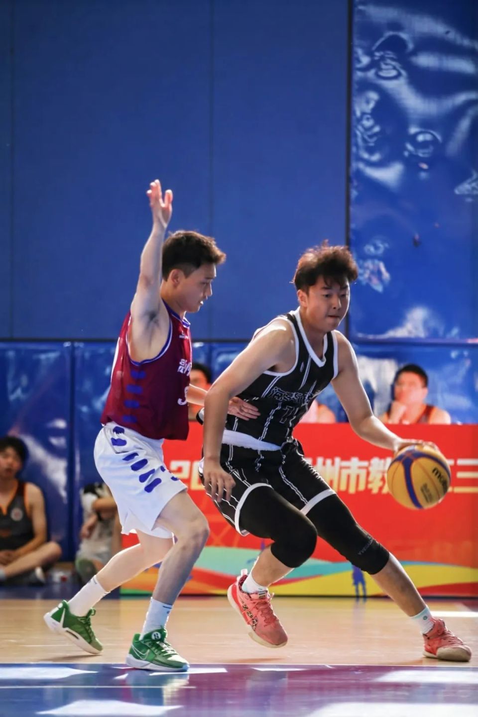 文成海亮华侨学校篮球队在领队黄中明校长的指挥下发挥团队协作精神