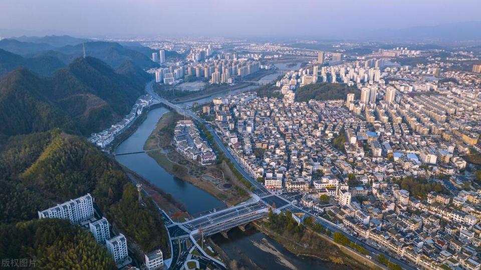 中国旅游景点排行：必游的十座城市