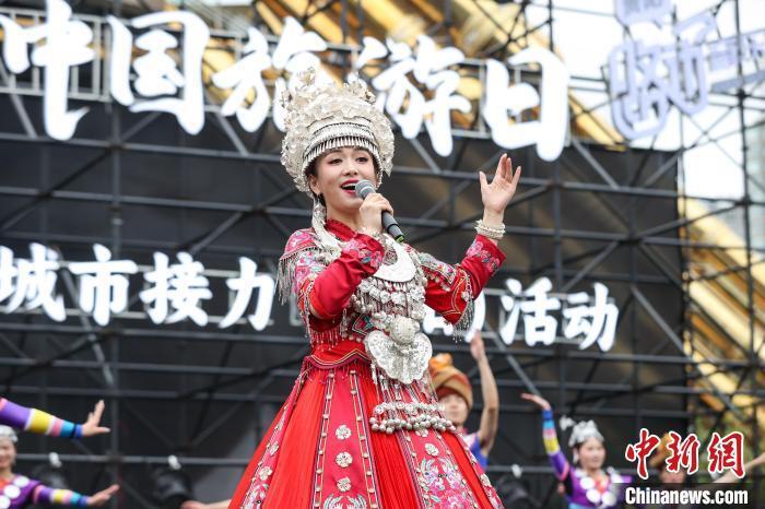 中新网记者 瞿宏伦 摄表演者阿幼朵在演唱《听说你要到贵州来》.