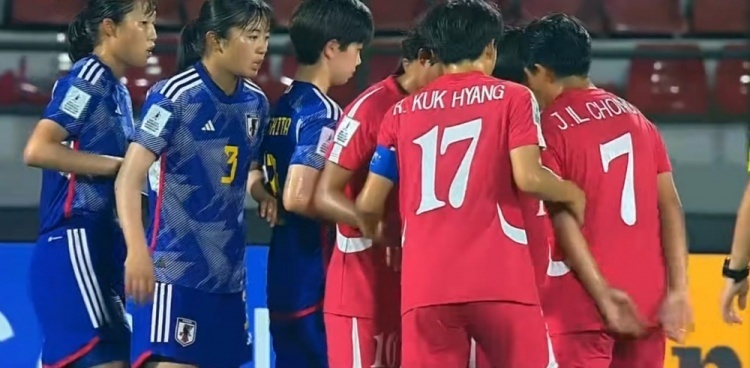 第32分钟,日本女足右路打出三人配合,榊爱花起脚传中,平川阳菜面对