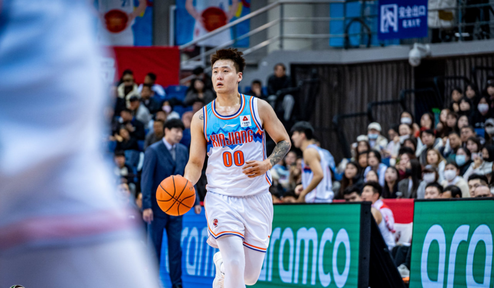 青岛球迷嘲讽赵睿17中4高喊:换赵睿!睿哥替补席回头点赞