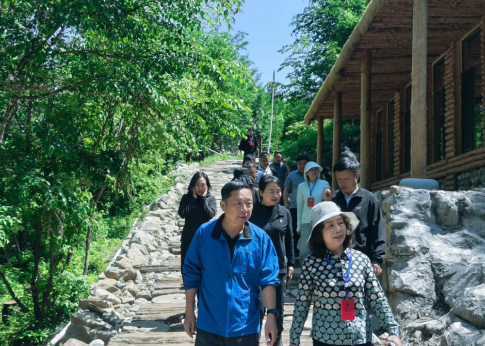 辽阳县人大常委会到甜水满族乡调研