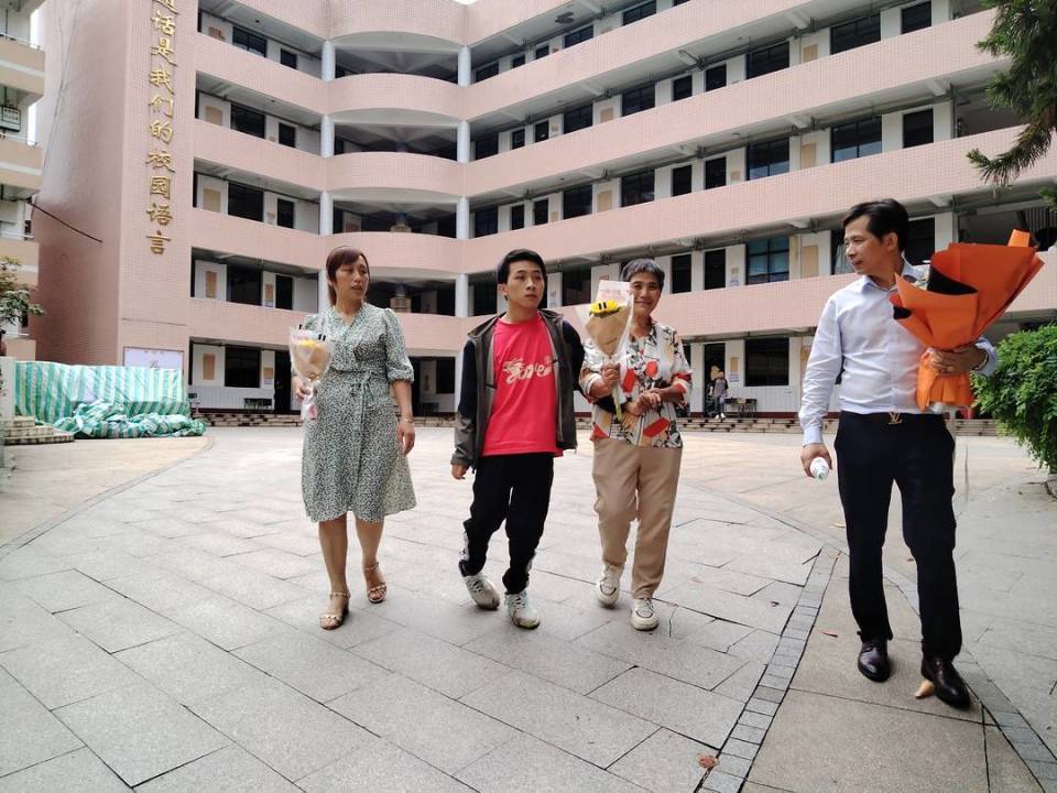 安岳中学本部校区考点外.