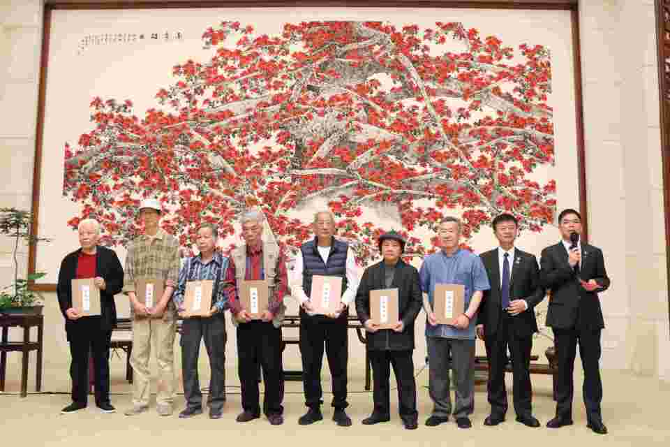 羊城九老向广东松园捐赠琴韵十香