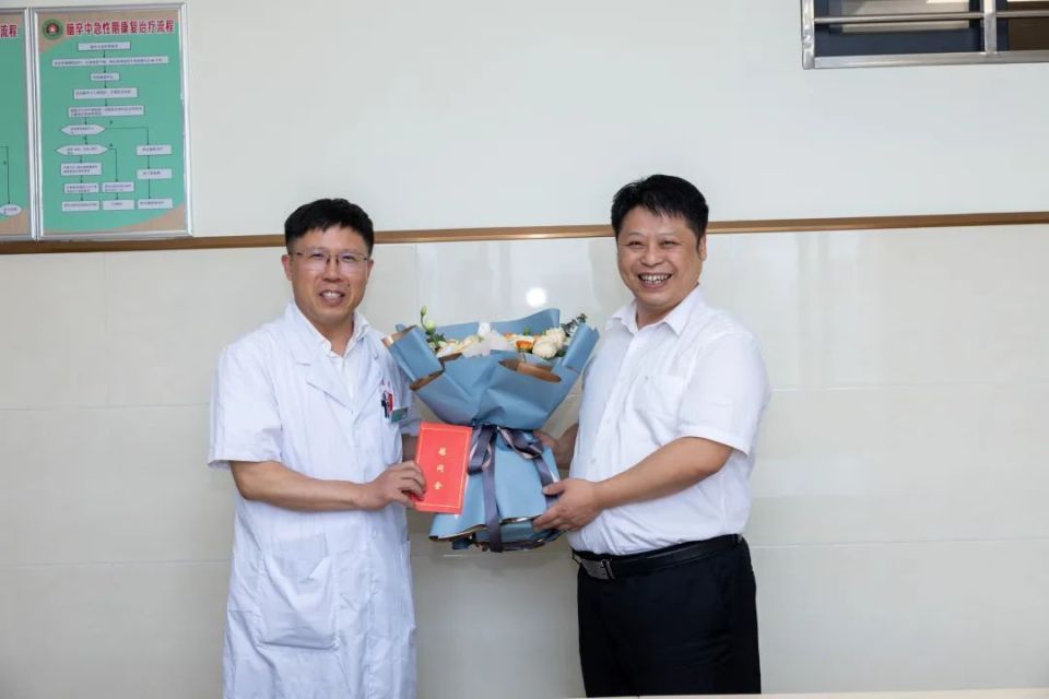 当天,邱志民还带队看望恒兴中学校长陈龙斌,县医院康复医学科主任毕研