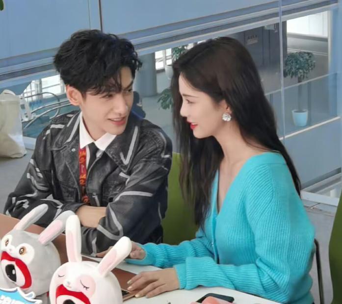 罗云熙白鹿合体营业超养眼,两人不断讲悄悄话,网友喊话张凌赫