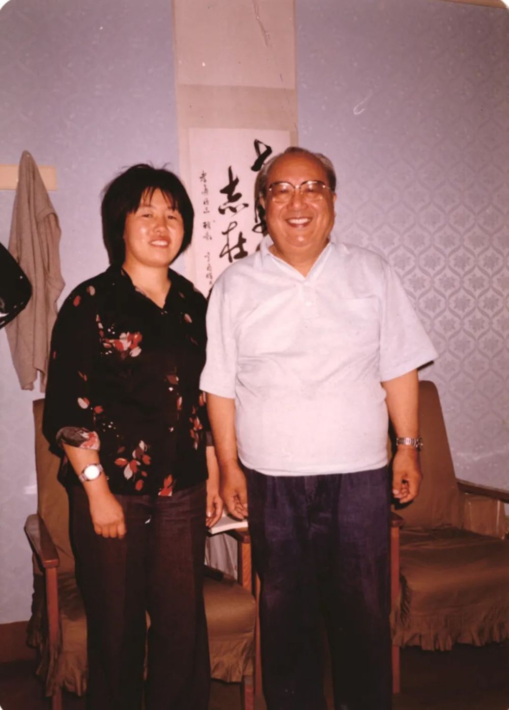 1984年,国庆节前夕,光明日报记者庄建采访社会学家费孝通先生(右.