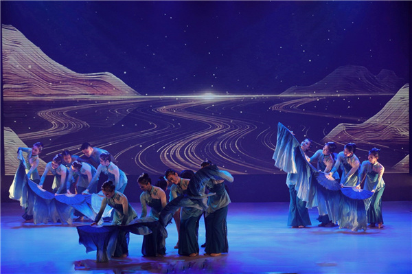 舞蹈渐渐富于活力,拉丁恰恰舞的"纽约步"变为了水波流转的意象,摩登舞