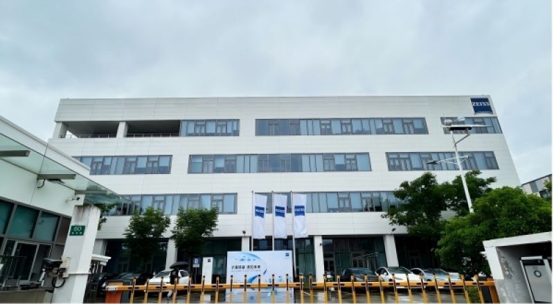 本报（chinatimes.net.cn）记者方凤娇 上海摄影报道2026年5月20日，第27个世界计量日。当全球计量人共同庆祝这个节日时，蔡司中国总部迎来了一场特殊的聚会。在长三角腹地的上海，蔡司大中华区首席运营官谢磊站在演讲台上，身后的大屏幕上闪烁着“计量筑基，质见未来”的字样。台下坐着来自中国计量科学研究院的院士、国家标准的制定者、新能源与机器人领域的领军企业代表，以及一群对精度有着极致追求