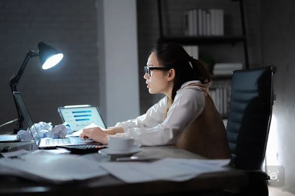 两会快评丨破解"隐形加班"难题 还需要更多细则支持_腾讯新闻