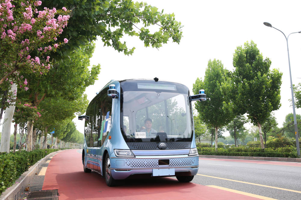 济南"雾霾蓝"无人驾驶公交车首次亮相 正式进入地图采集阶段