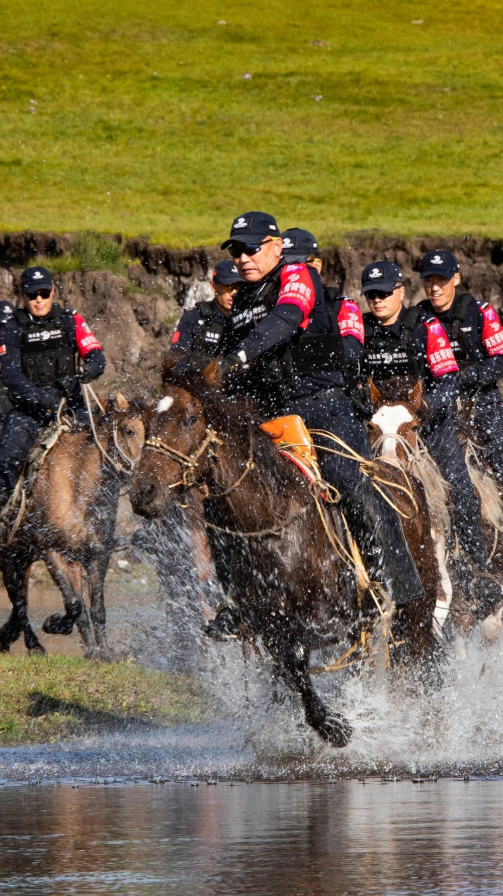 你们要找的"海东青"骑警队来了!