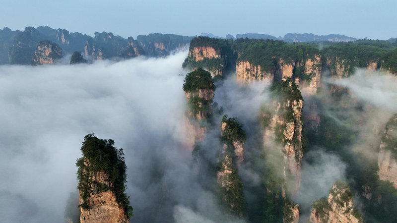 湖南张家界武陵源:水绕四门峰林如画 百龙天梯云海壮阔