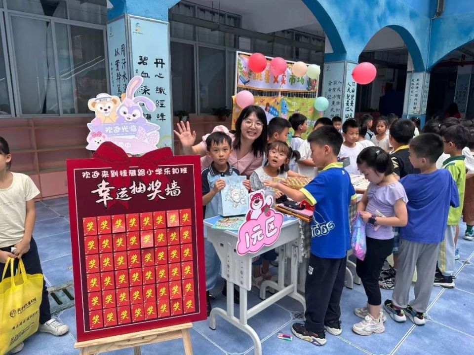 跳蚤义卖市场十分欢乐同学们组成小组共同售卖,义卖的东西多为同学们