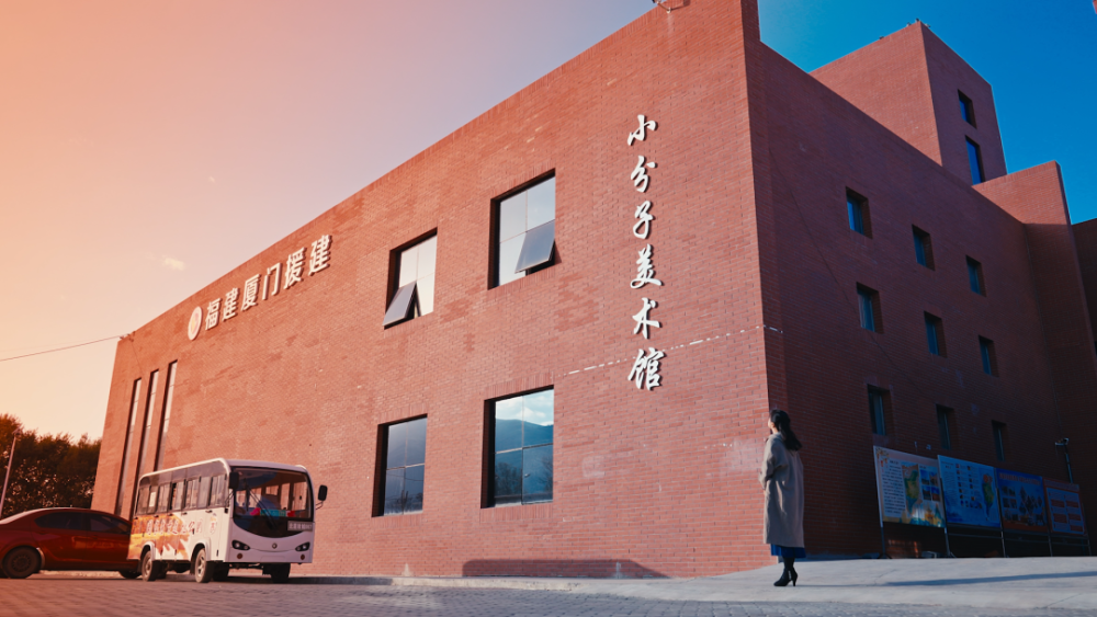 小分子美术馆,乡村石器馆,陶艺馆,展示着村民们自己创作的画作,书法