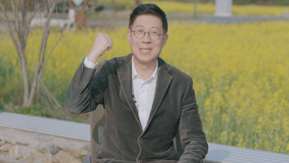 新闻奖""金话筒奖"双料得主的李兵出现在"我是接班人"网络大课堂上时