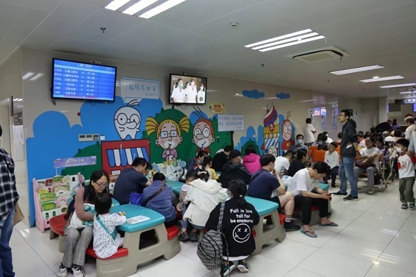 图说:九院儿童口腔科候诊区 来源/奚荣佩摄(除备注外下同)"妈妈,我的