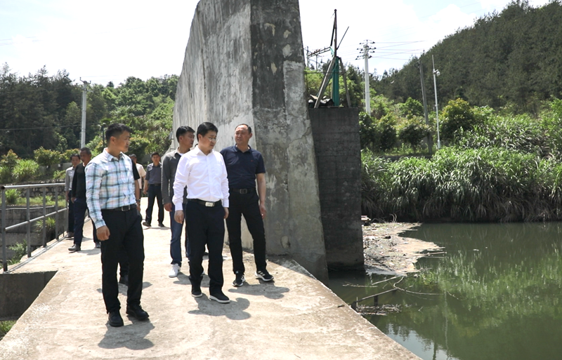 何斌到店前冶溪调研