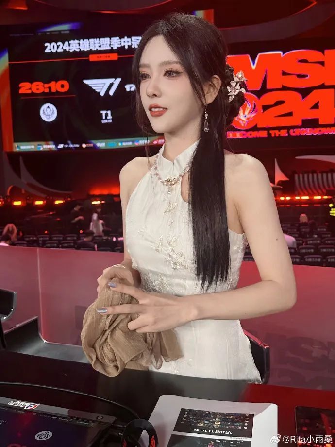 【lpl老婆】rita msi现场观赛,白色旗袍太清纯了