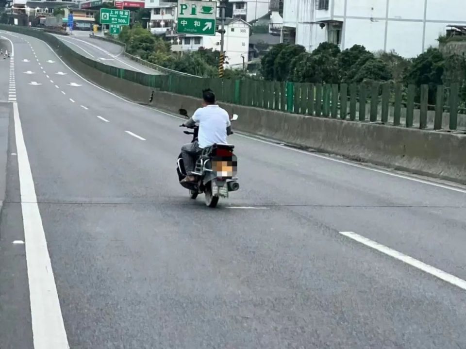 2024年5月24日19时许,水昭大队接到报警:在g85银昆高速四川方向中和