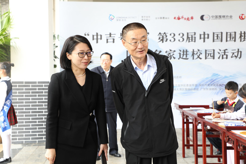 人民网记者 李乃妍摄范胤与学生下指导棋.