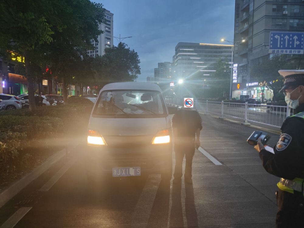 浙js7**7,浙j0r**5,浙jdu0**3…滥用远光灯,全城曝光!