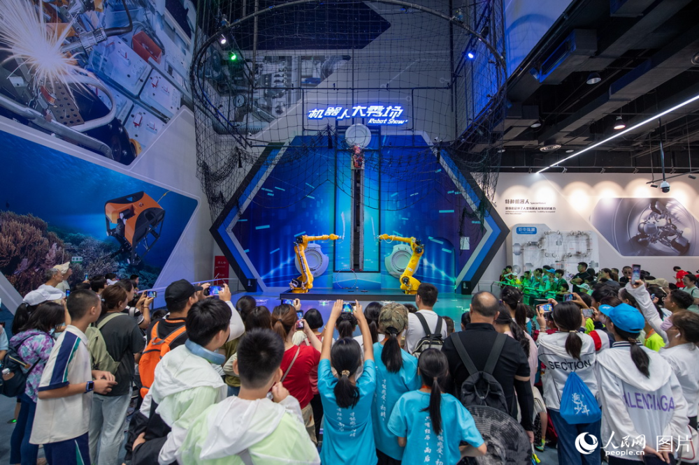 北京科技馆里过暑假学习玩耍两不误