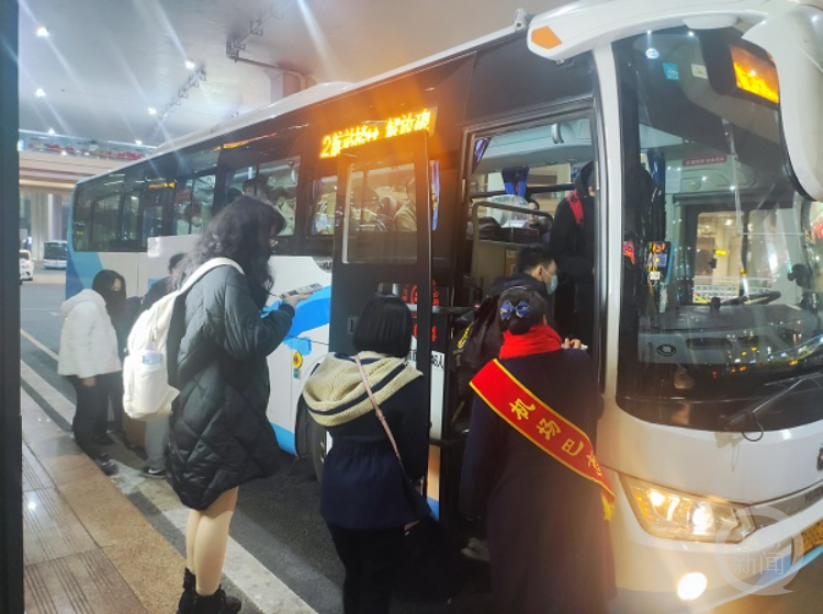 新春走基层 | 奔向团圆的"夜间大巴" 满载思乡情_腾讯新闻