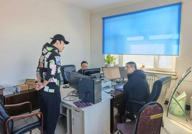 为持续优化营商环境，激发市场主体活力，今年以来，海拉尔区市场监督管理局积极探索“信易+信用修复”模式，坚持监管与服务并重，通过设立服务专窗、前移指导阵地、强化政策宣传等举措，畅通企业信用修复渠道，助力失信企业重塑信用、“轻装上阵”。  为解决经营主体在年报公示及信用修复过程中“不会办、往返跑”的难题，海拉尔区市场监督管理局充分发挥基层所“前哨”作用，依托设立的11个年报、信用修复代办点，构建了覆盖