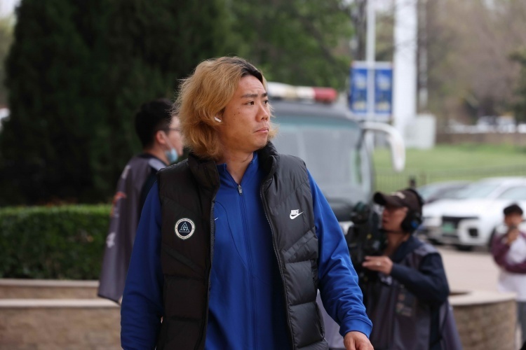 妹妹说紫色很有韵味深圳新鹏城后卫李智一头紫色长发亮相工体