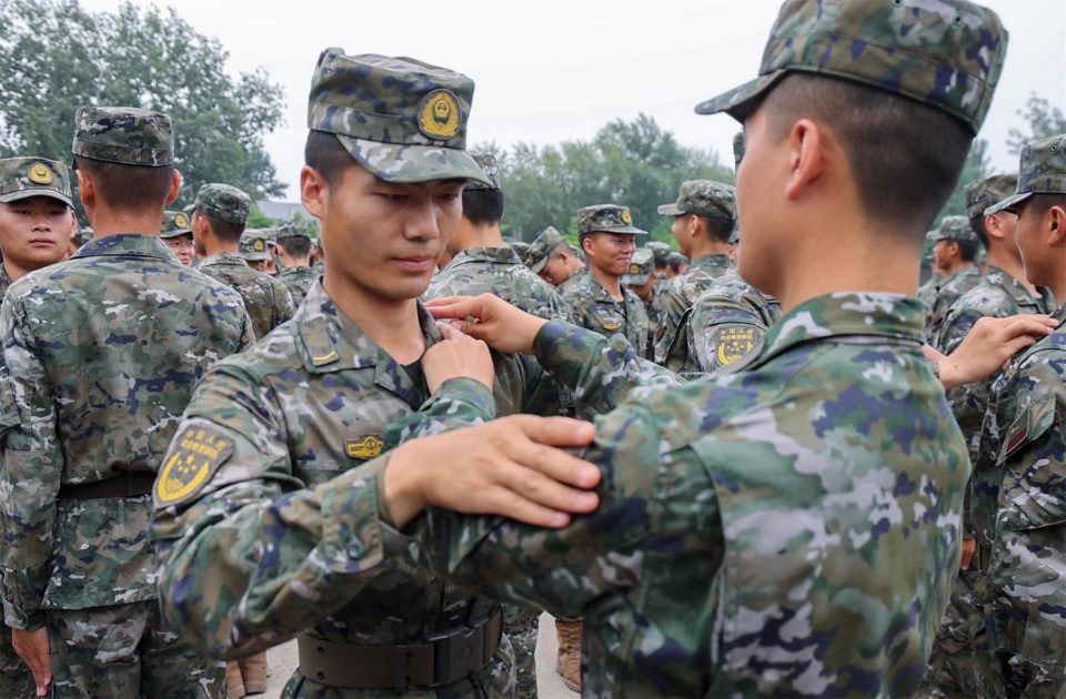 武警迷彩制服图片