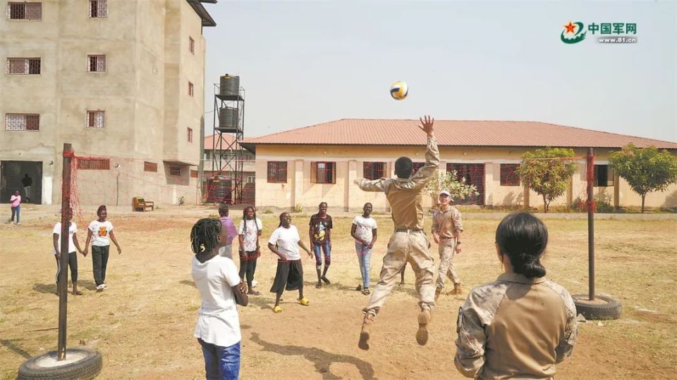 中国第27批赴刚果(金)维和医疗分队官兵前往布卡武市国际sos儿童村