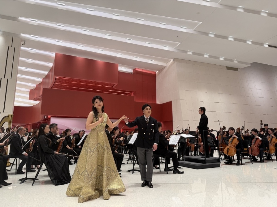 中外名家大师点亮开幕之夜，“中国扇”在黄浦江边开扇_腾讯新闻