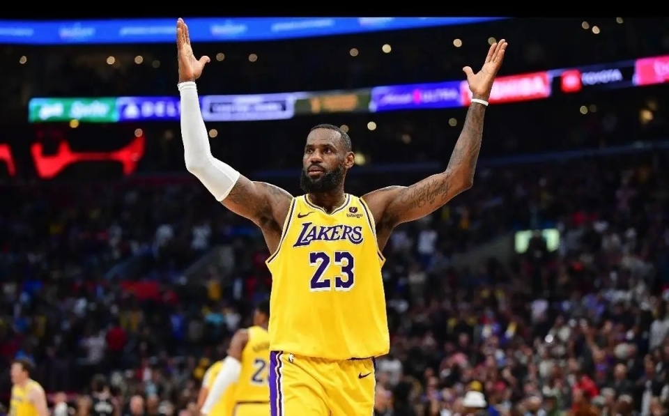 卡尔再喷湖人!球迷嘲讽马龙,名嘴不看好雷迪克,拉塞尔