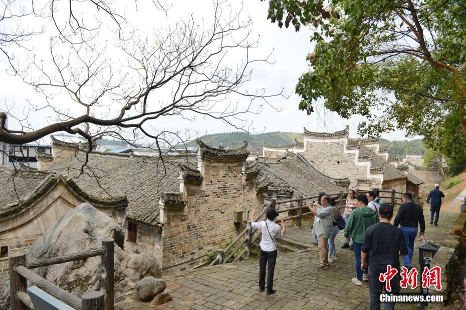 华媒代表走访湖南板梁古村体验古老宴请礼仪