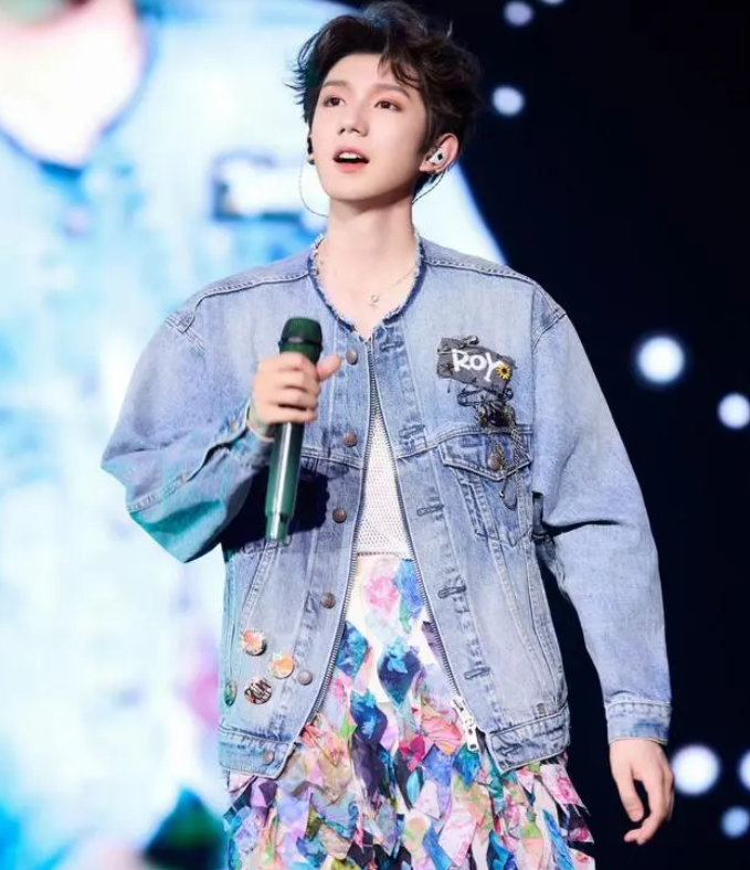 王源陆虎合唱《骄傲》 缅怀赵英俊