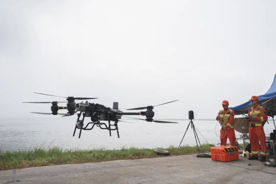 精准投送物资利用最大载重可达40公斤的无人机第三步到大的作业点运送