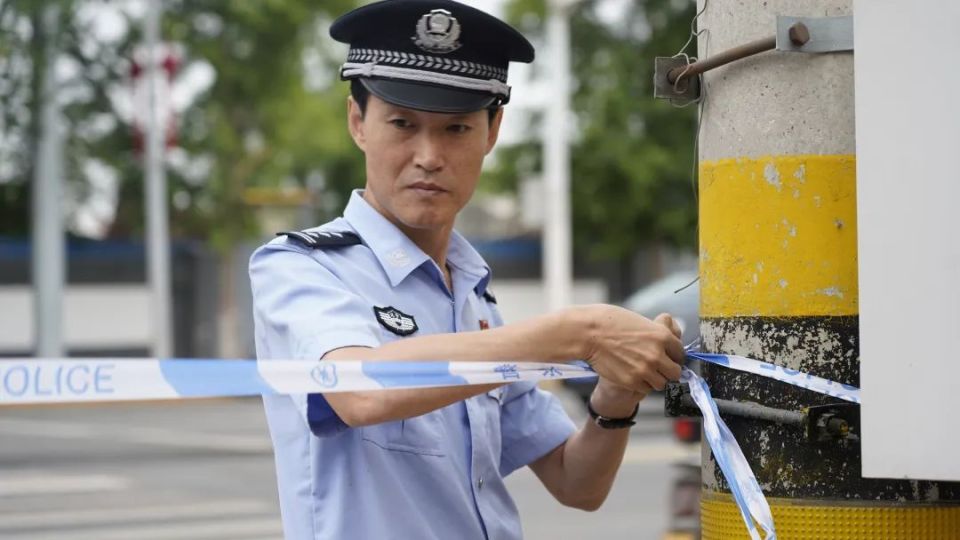 6月7日一大早,锦州公安便在各考点搭设了护考"服务站",服务站内民警除