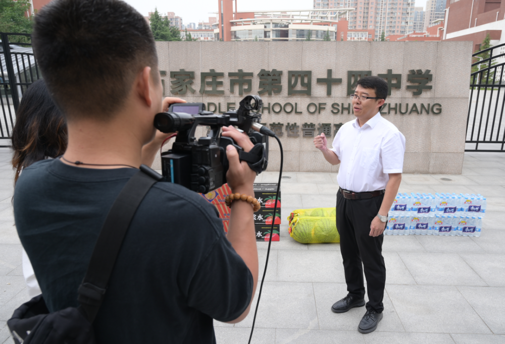 今天下午的配送队伍兵分三路,我台新闻综合频道记者崔峥和黄恺全程跟