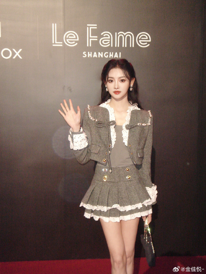 直播吧女神大赛冠军,女主播金佳悦 时装周与angelababy同框_腾讯新闻