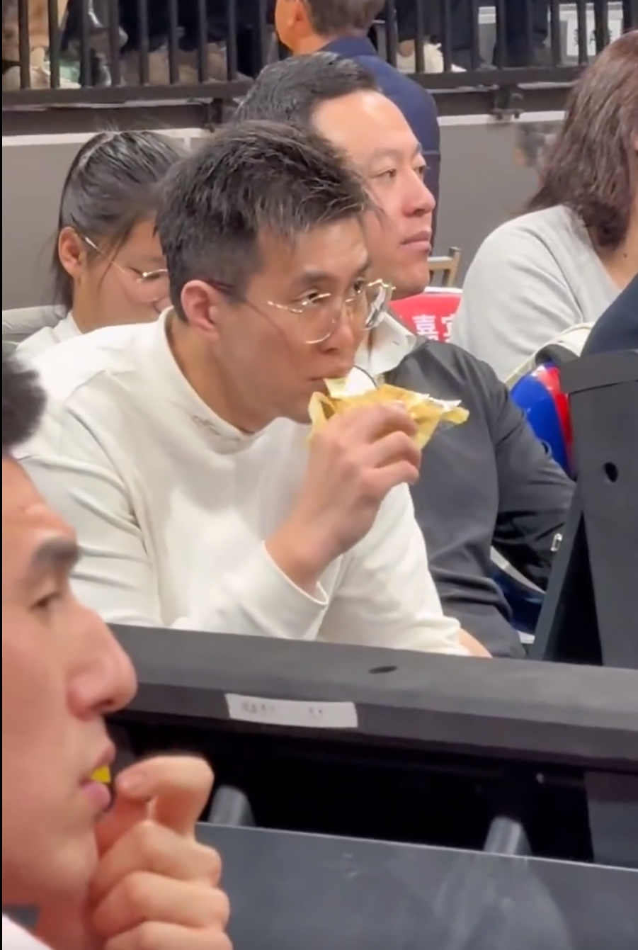 笑喷郭艾伦戴金丝眼镜场边观战辽篮吃面包一不留神把防腐剂吃了