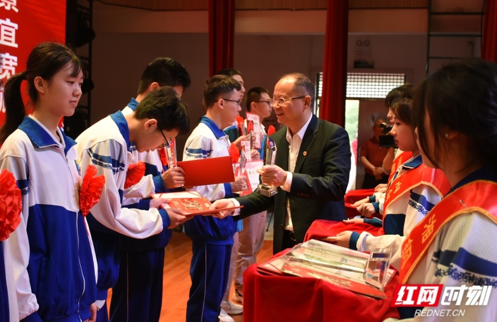 湘钢一中第六届"熊晓鸽奖"颁奖 19名师生获奖_腾讯新闻