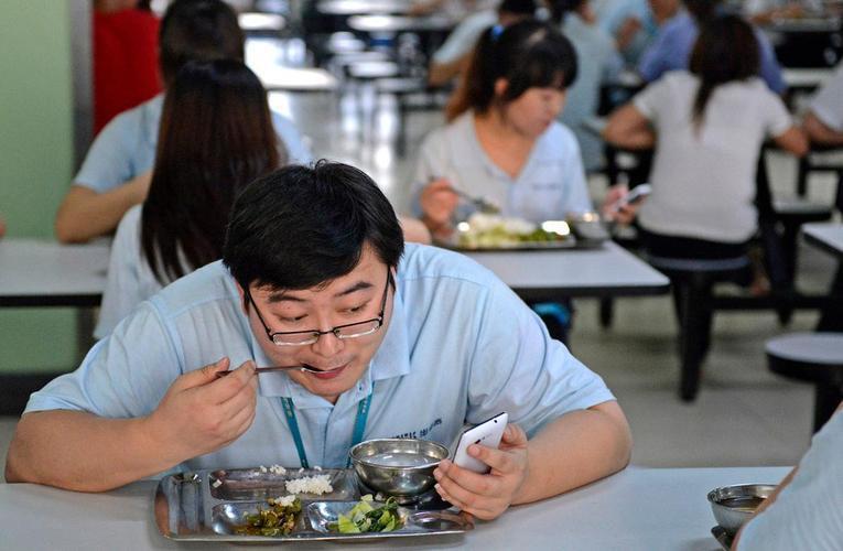 医生叹息:吃饭时的3个坏习惯,或是关键