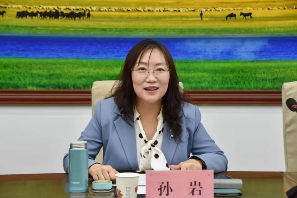 酒泉市委副书记,市长唐培宏出席并主持座谈会.